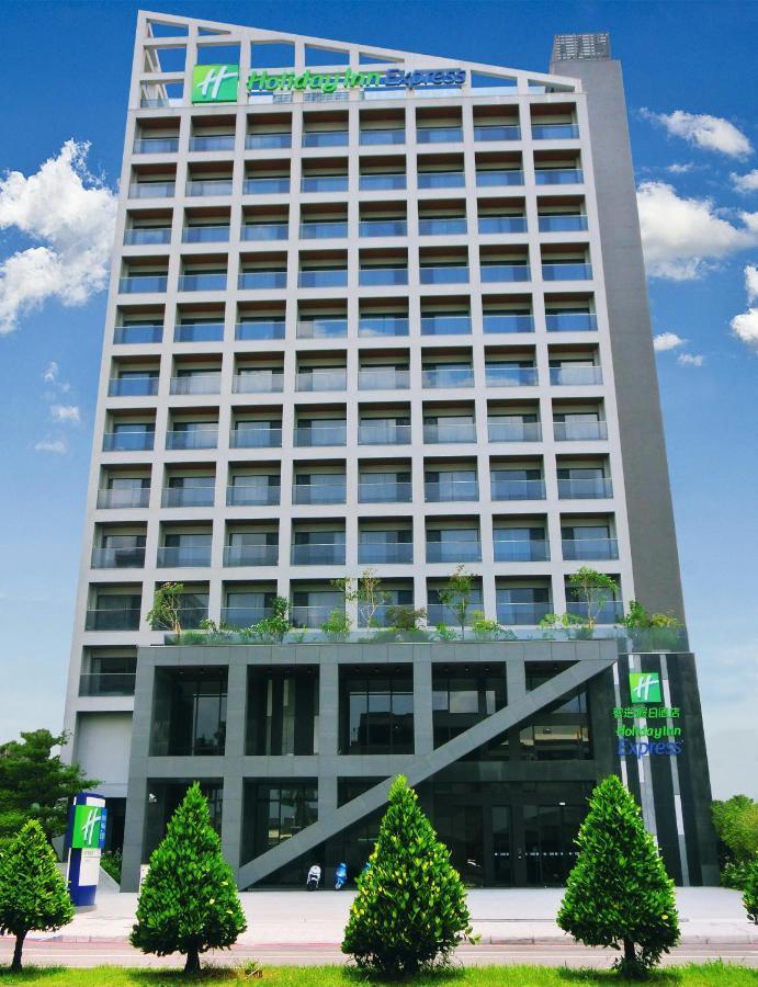 Holiday Inn Express Chiayi, An Ihg Hotel Exterior foto